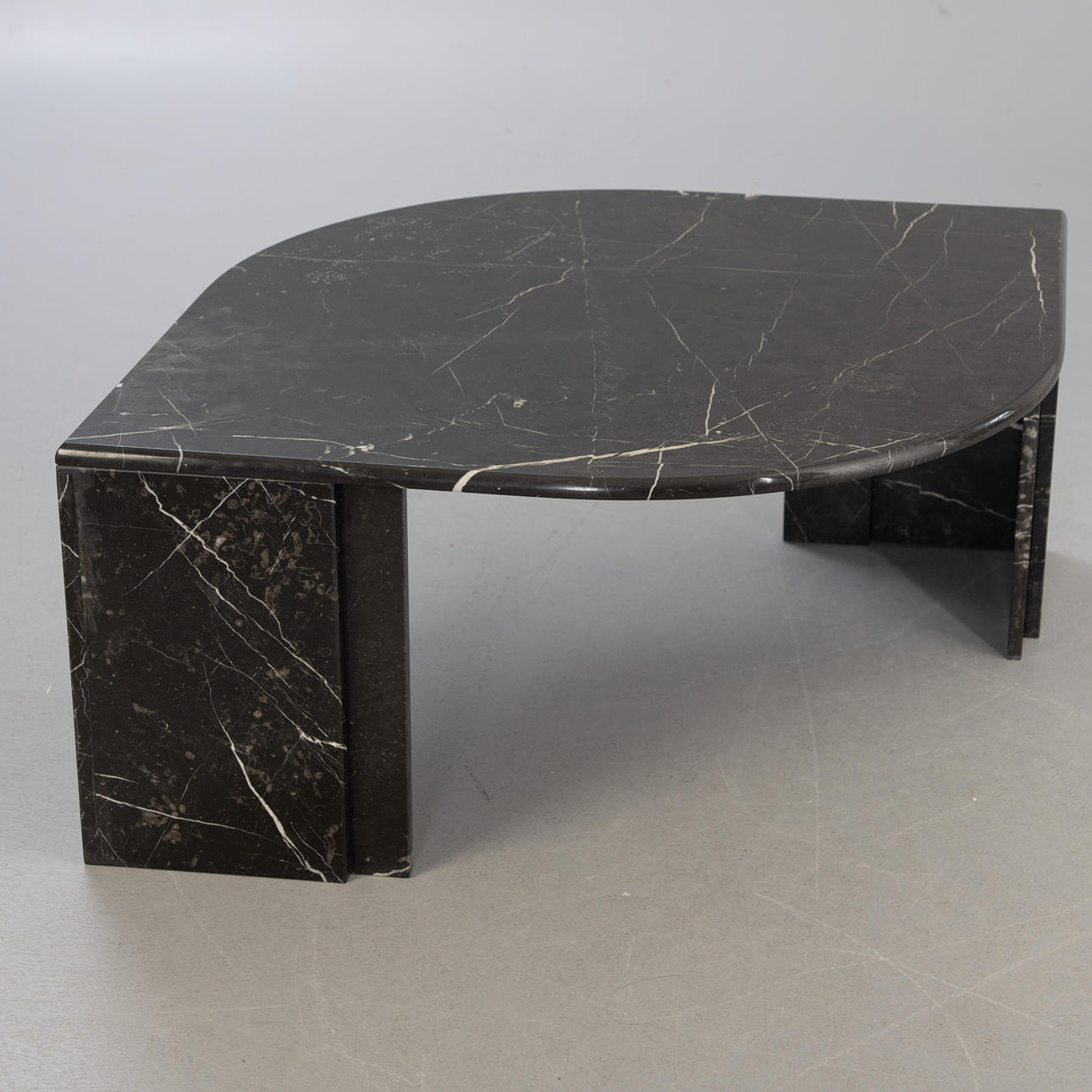 Marmorinen sohvapöytä, 20. vuosisadalla.