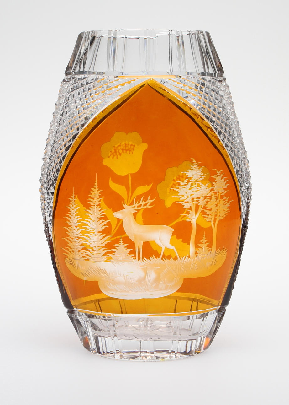 VAS, böhmisk kristall, slipad dekor av ren.