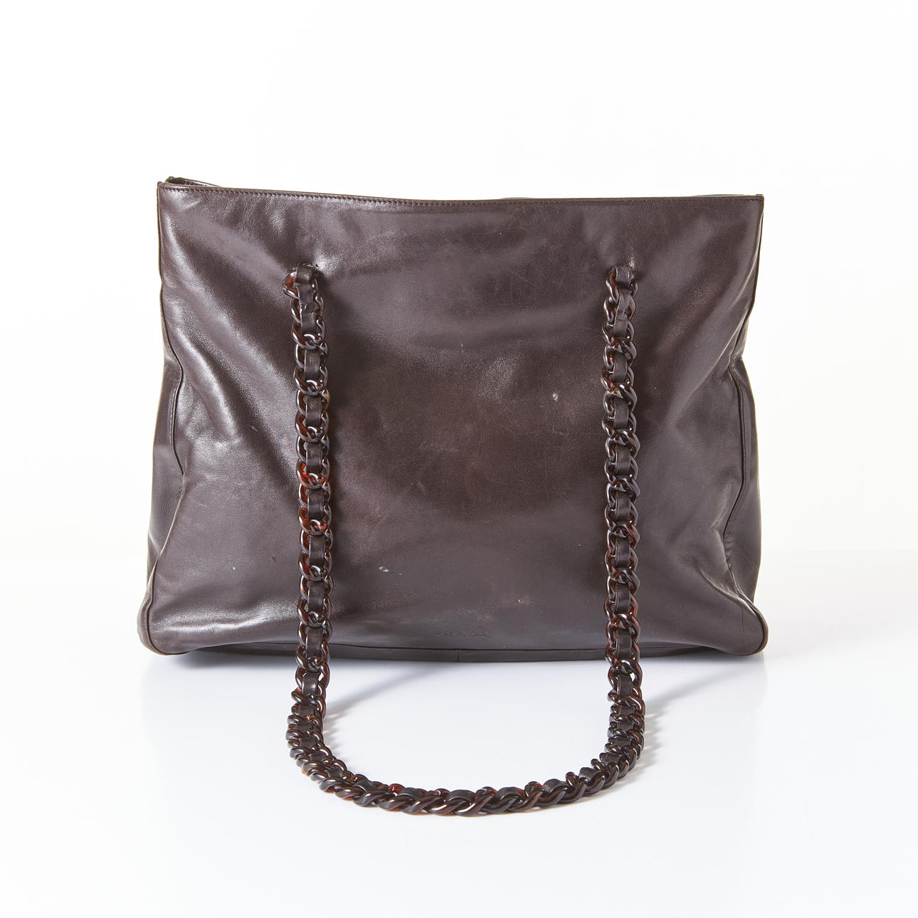 PRADA, bolso de hombro con asa de cadena.