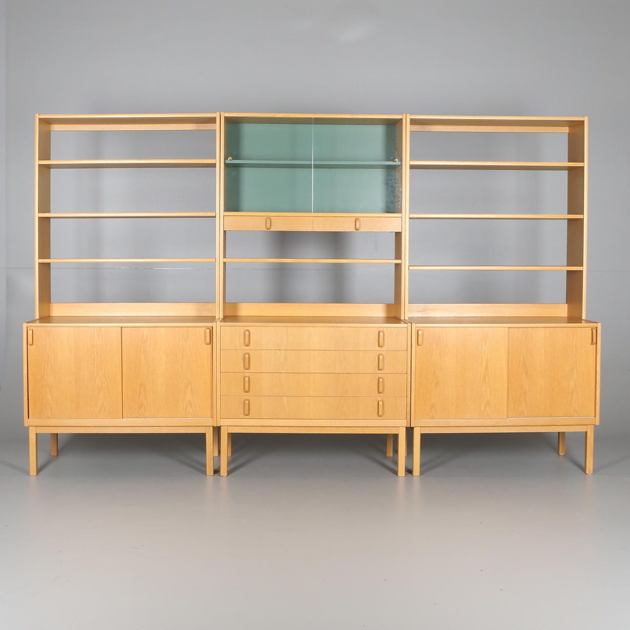 BOKHYLLA, 3 sektioner, Bertil Fridhagen, Bodafors, daterat 1963.