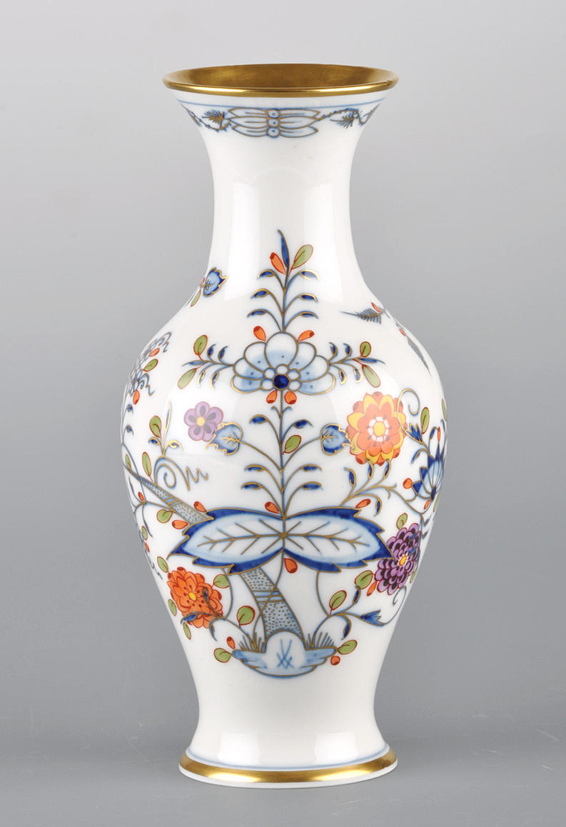 MEISSEN. Lök mönster dekor; därefter målade i färg & brändes igen.