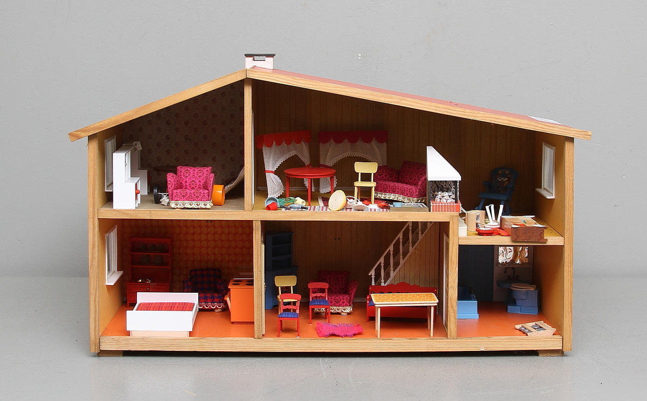 DOCKSSKÅP MED INREDNING, 1900-talets andra hälft.