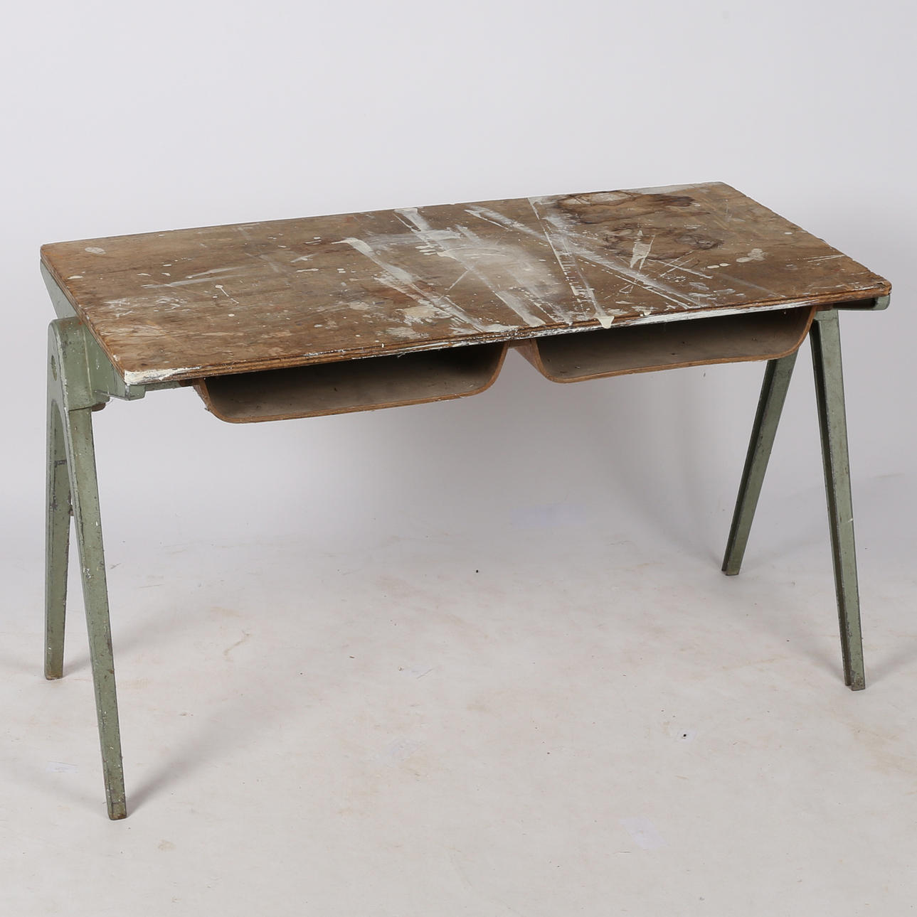 ESAVIAN (ESA). A MID 20TH CENTURY SCHOOL DESK/ TABLE.
