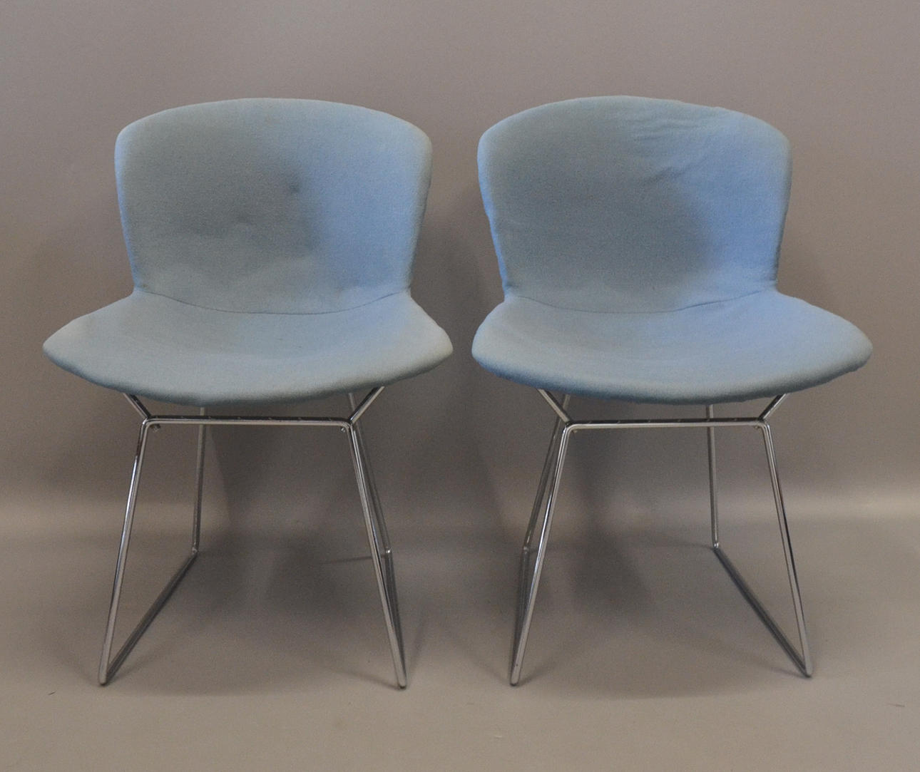 HARRY BERTOIA. DOS SILLAS DE ALAMBRE.