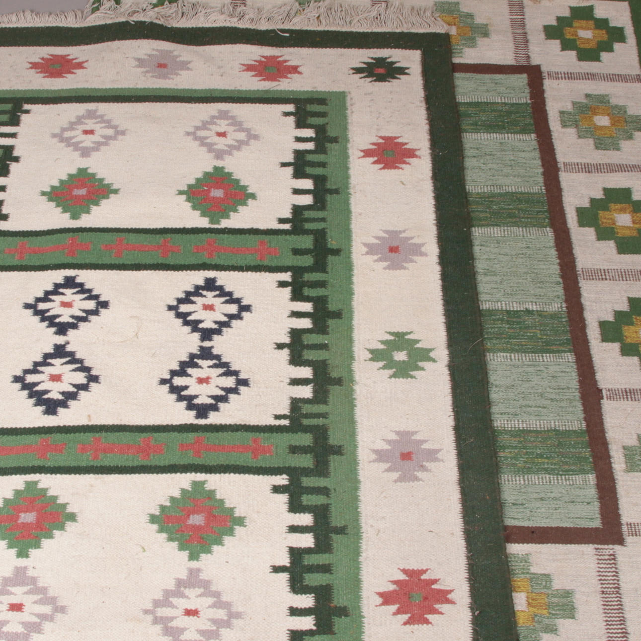 MATTOR, 2 st. Röllakan, varav ena signerad ER, 1900-tal.