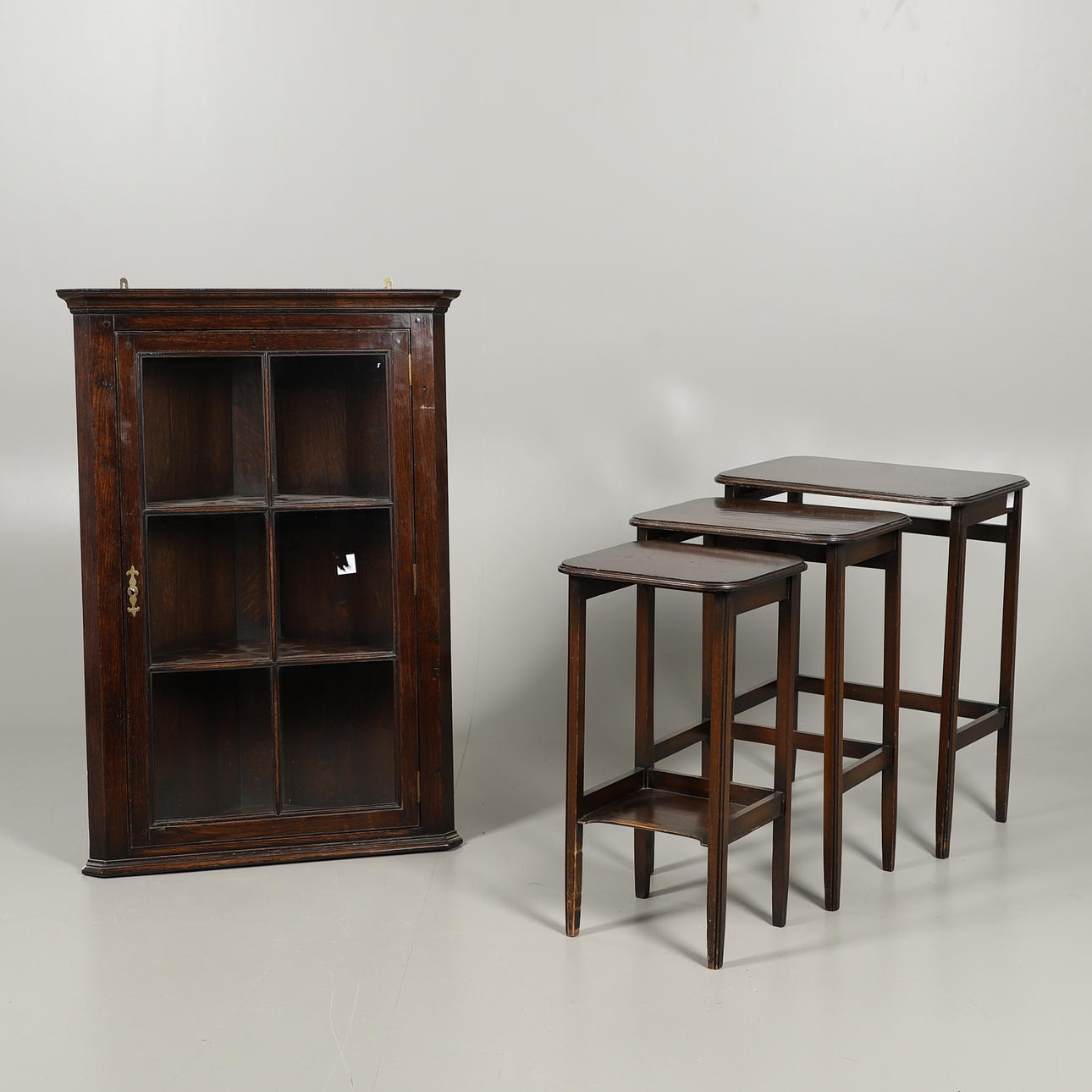 ET HÆNGENDE HJØRNESKAB I EGETRÆ OG EN REDE AF BORDE.