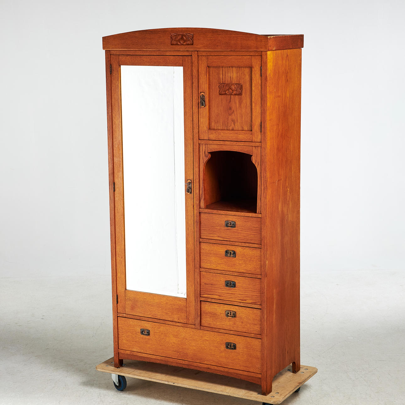 GARDEROBE, Jugendstil, Eiche, Holzschnittdekor, Interieur mit Ablage.