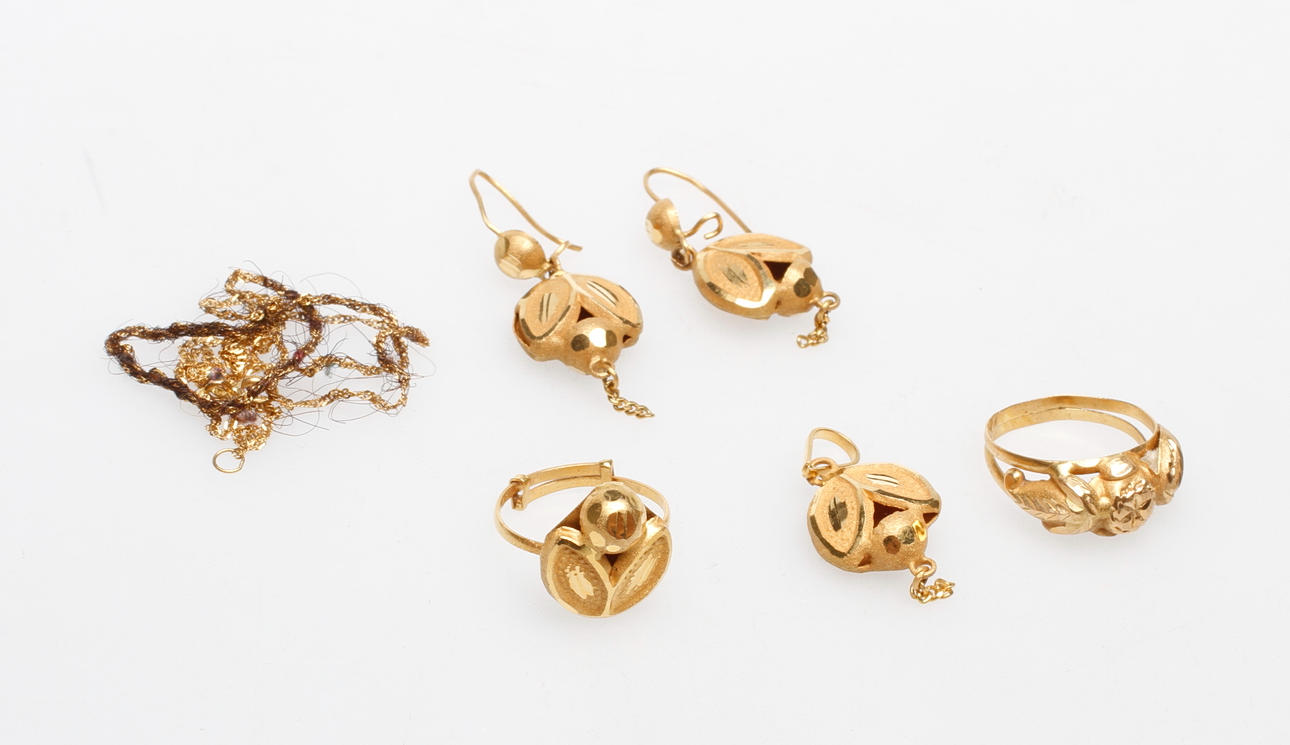 GULDSMYCKEN, 21k guld, vikt ca 11,3 gr.