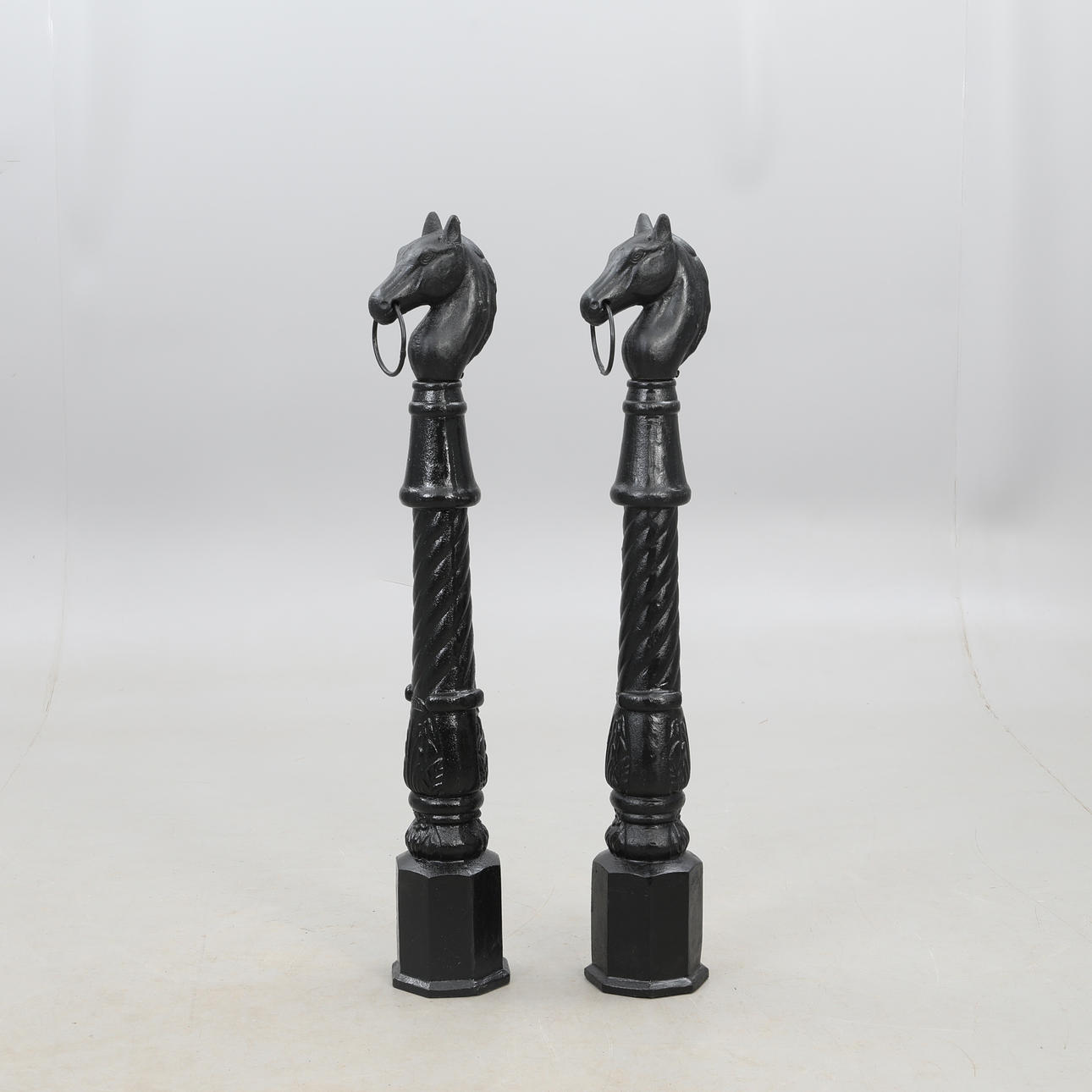 STOLPAR ett par, gjutjärn, hästhuvud.
