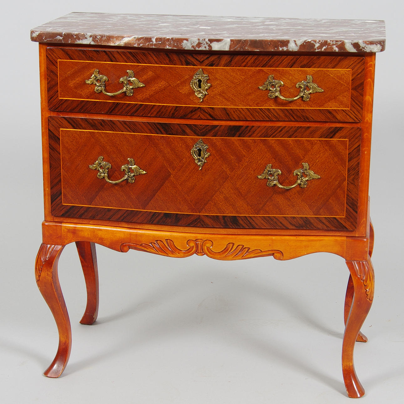 BYRÅ, 2-lådig, mahogny med intarsia och stenskiva, rokokostil.