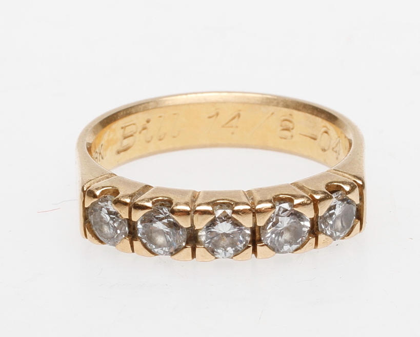 ALLIANSRING MED DIAMANTER 0.75 ct, 18k guld, vikt ca 5,5 gr.