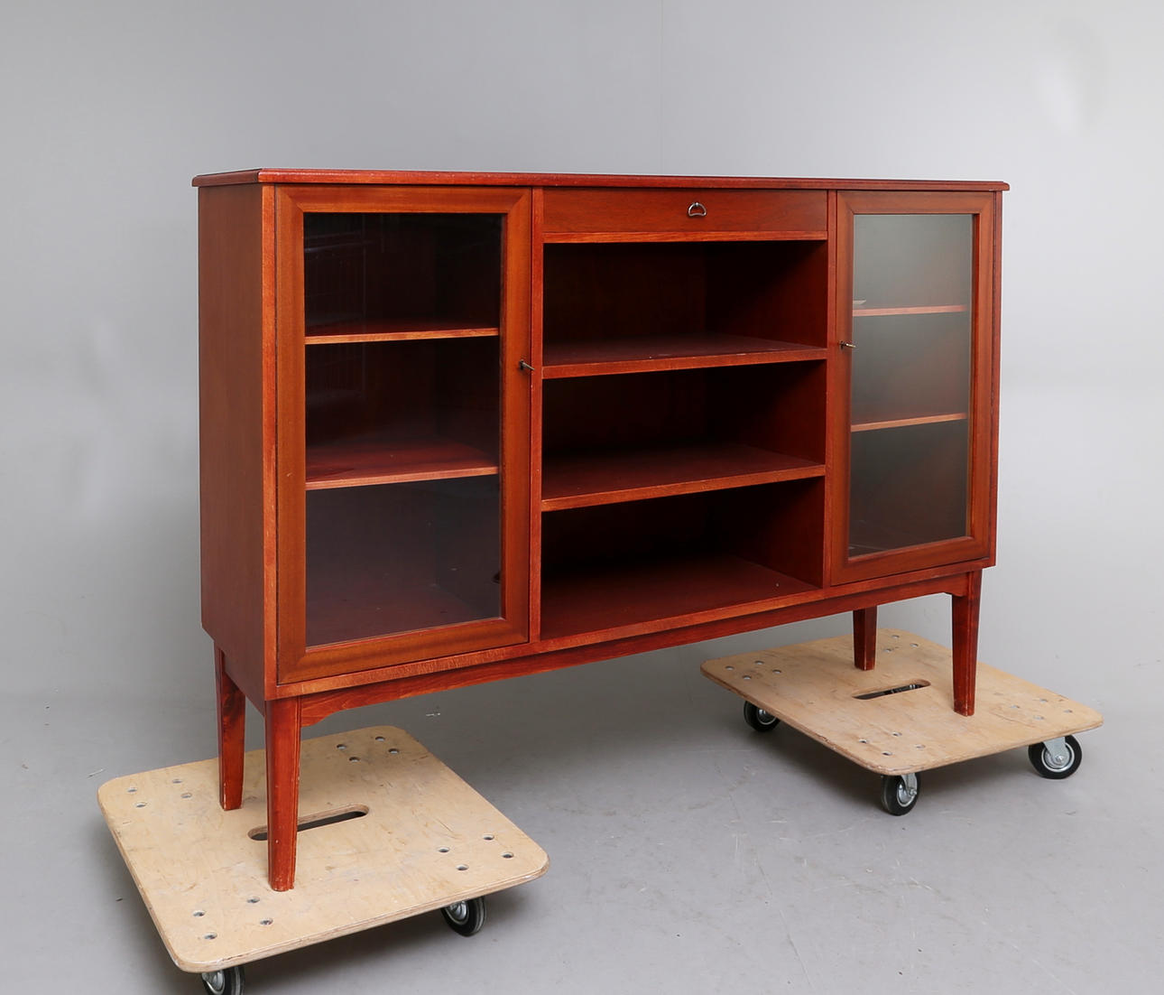 VITRINSKÅP, 1930/40-tal.