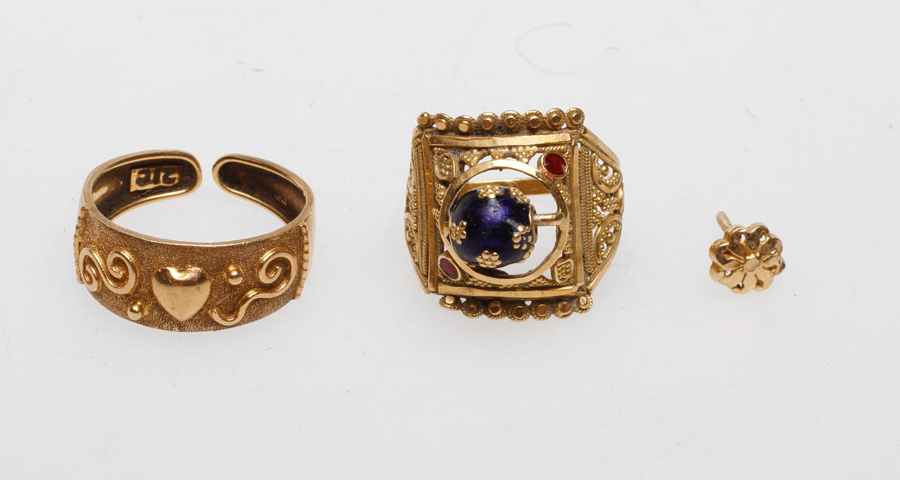 RINGAR, 2 st samt ETT ÖRHÄNGE, 21k guld, vikt ca 8 gr.