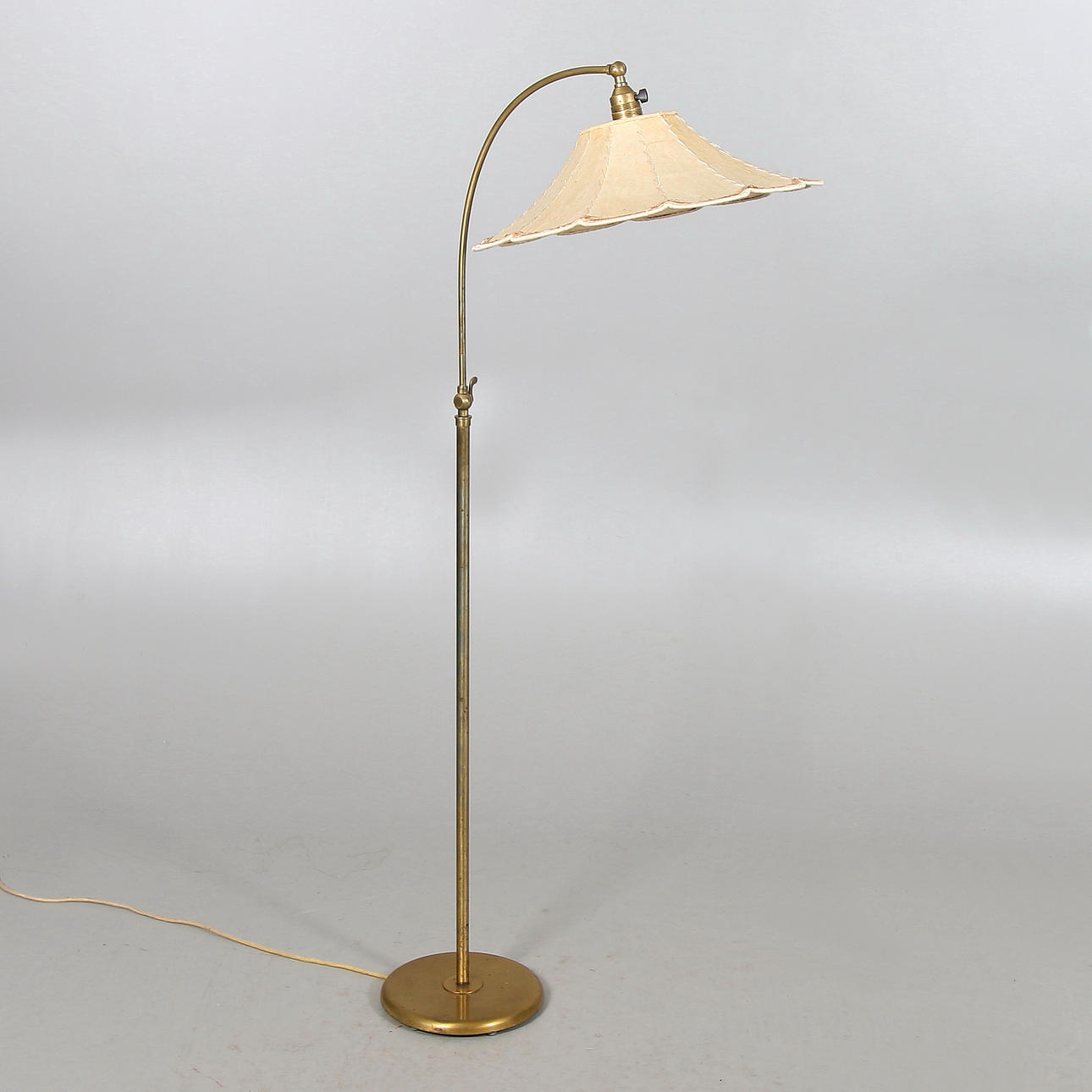 GOLVLAMPA, mässing, Art Deco, Corona, Stockholm. 1930/40-tal.