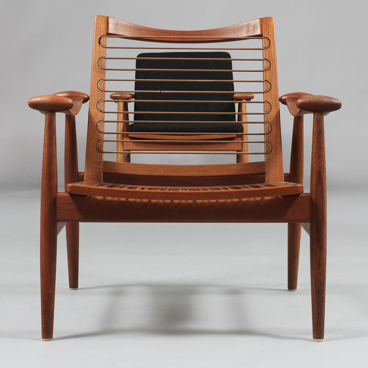 FÅTÖLJER "SPADESTOLEN", modell 133, ett par. Finn Juhl för France & son, Danmark. Brickmärkta.