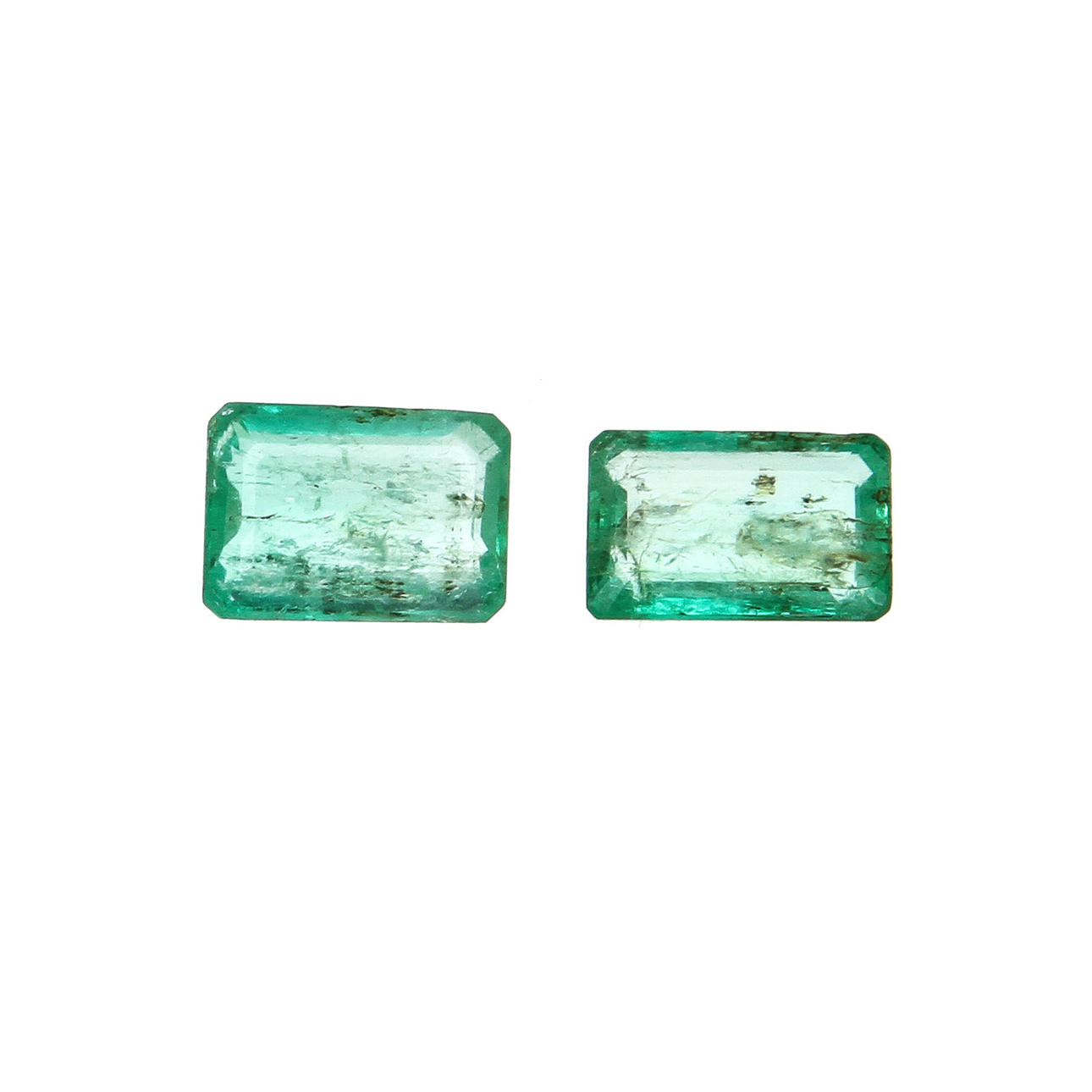 ÄDELSTENAR, 2 st, smaragder. Vikt ca 5,5 ct.