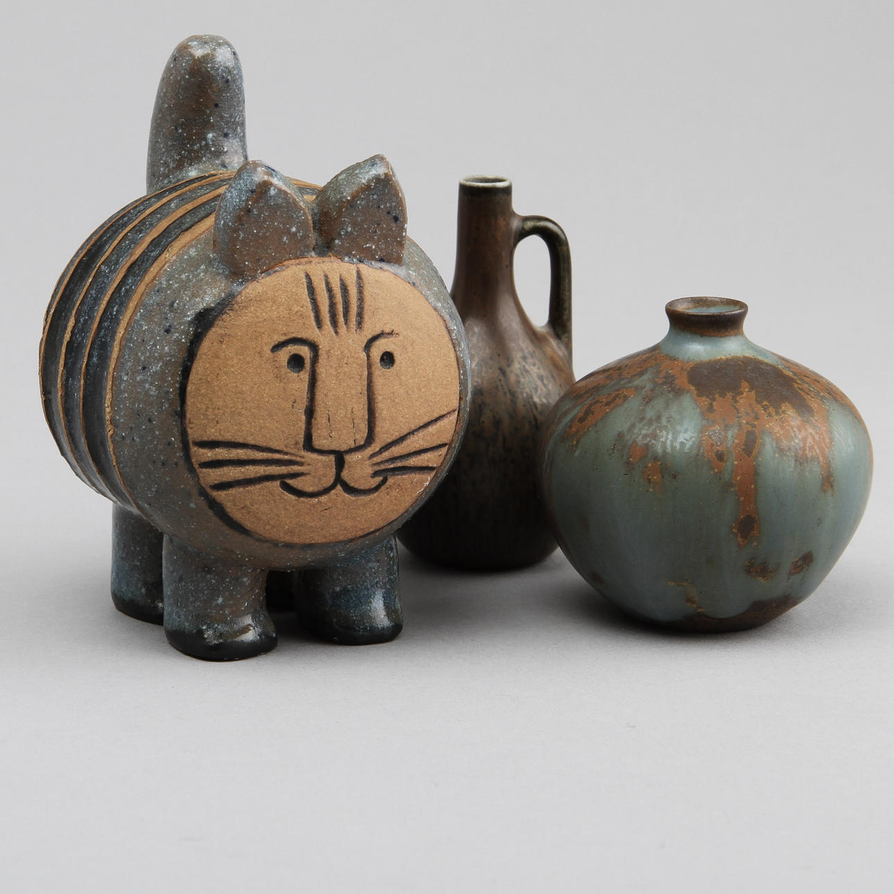 FIGURIN samt MINIATYRVASER, 2 st, keramik, bl.a. Lisa Larsson.