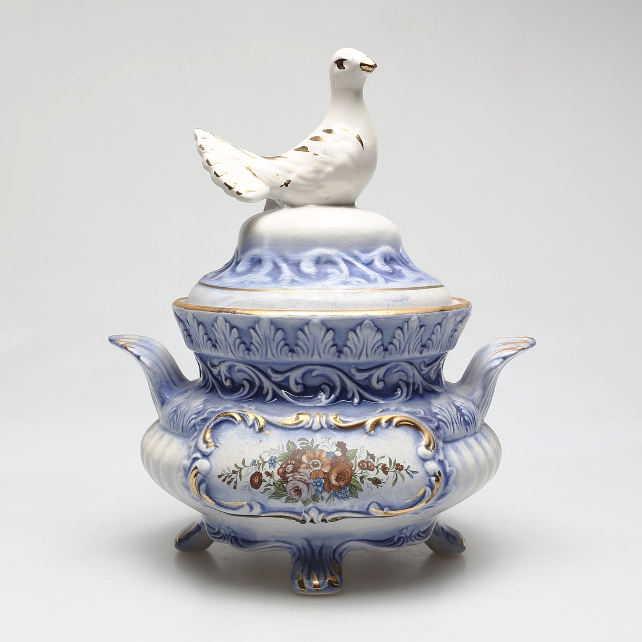 Eine Porzellanterrine mit Deckel, Italien.