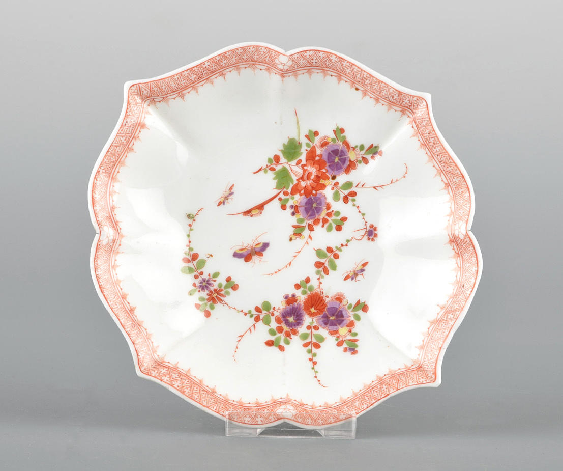 SCHÄLCHEN, PORZELLAN. Blomma målning åtföljd av insekt.