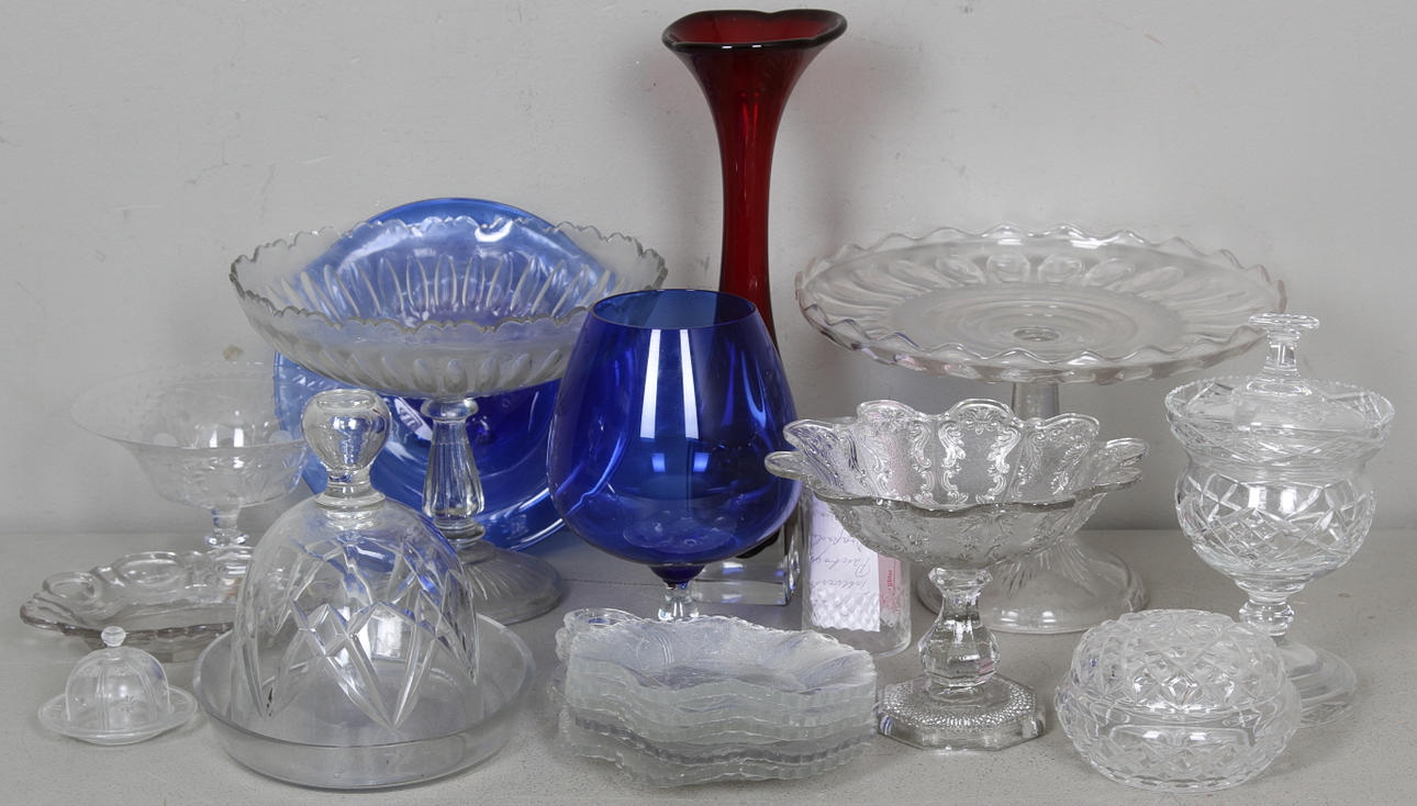 GLASFÖREMÅL, ca 18 delar, bl.a. pressglas.