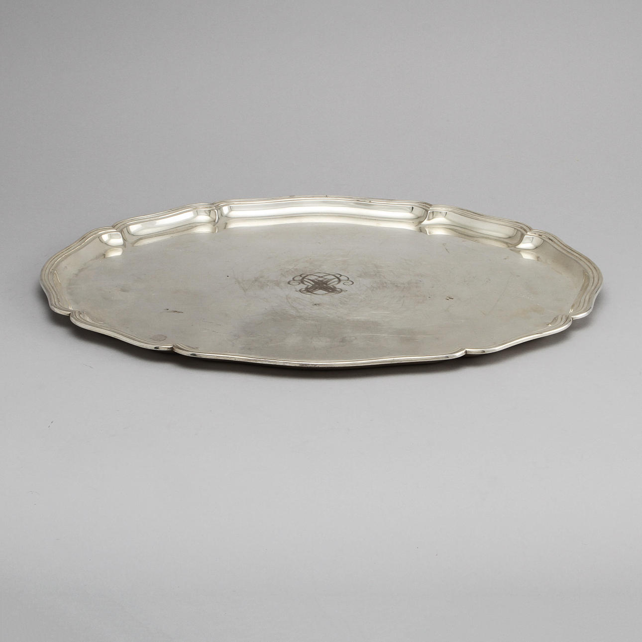 BRICKA, silver. CG Hallberg. Vikt ca 2142 g.