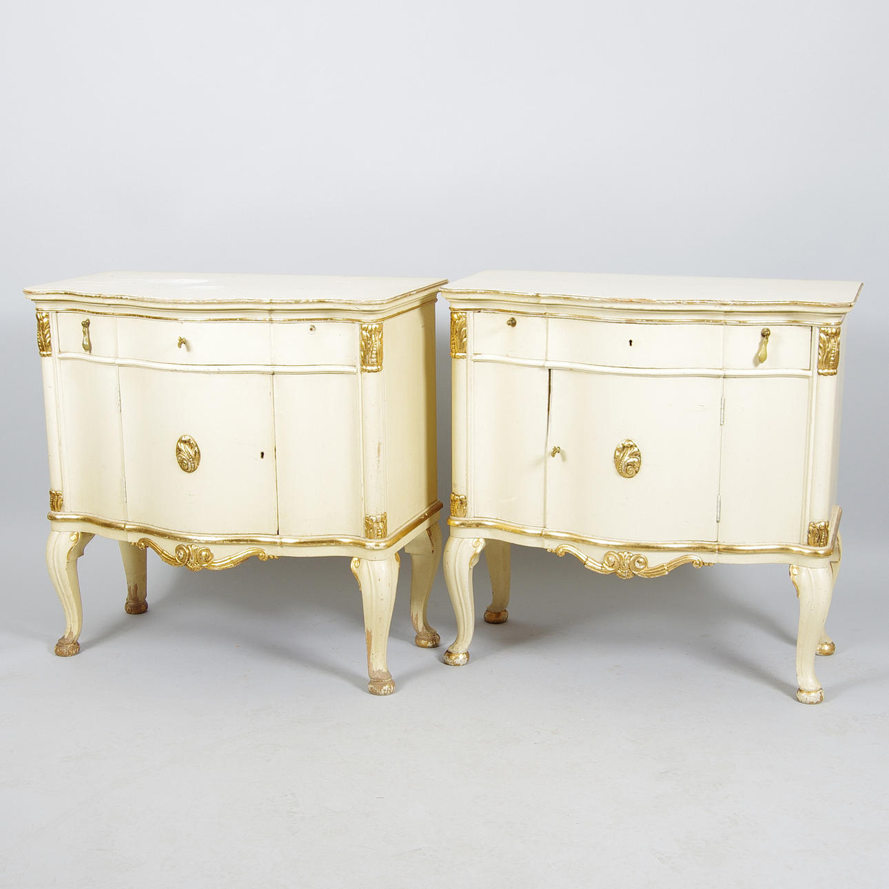 SALONGSSKÅP, 1 par, vitmålade med förgyllningar, rokokostil, 1900-talets första hälft.