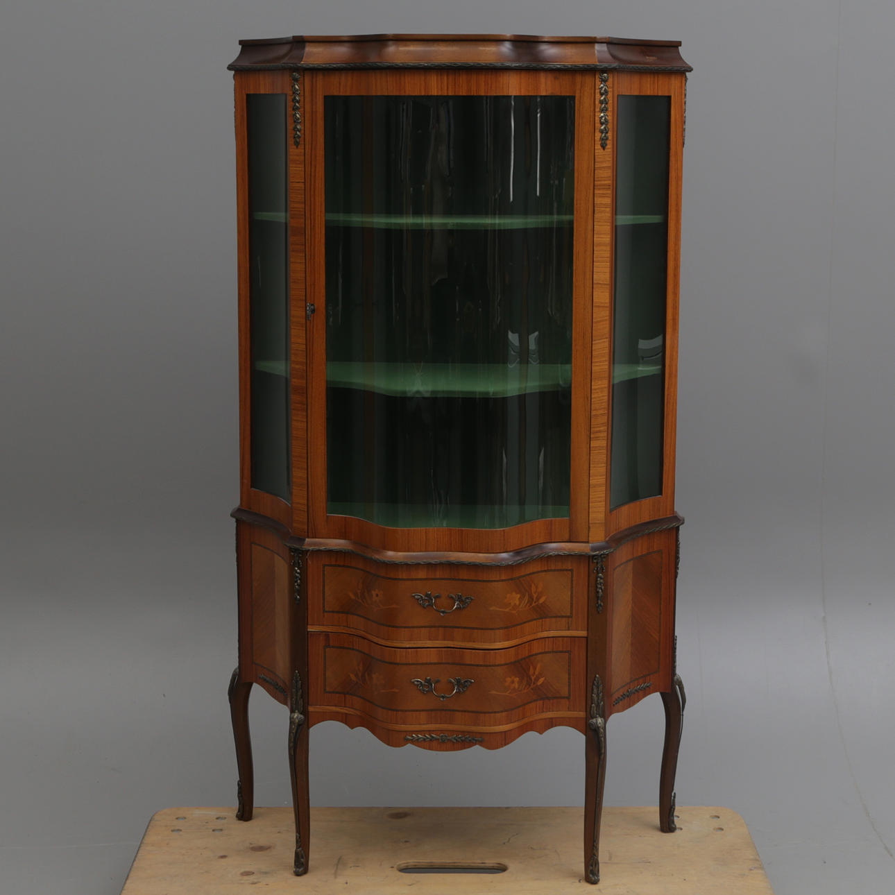 VITRINSKÅP, konkavt och konvext glas.