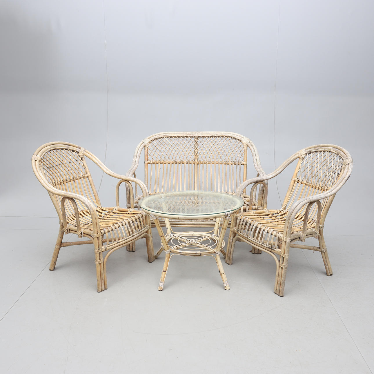 Eine 4-teilige Sitzgruppe aus Bambus/Rattan, 20. Jahrhundert. Garten &  Baupflege - Gartenmbel - Auctionet