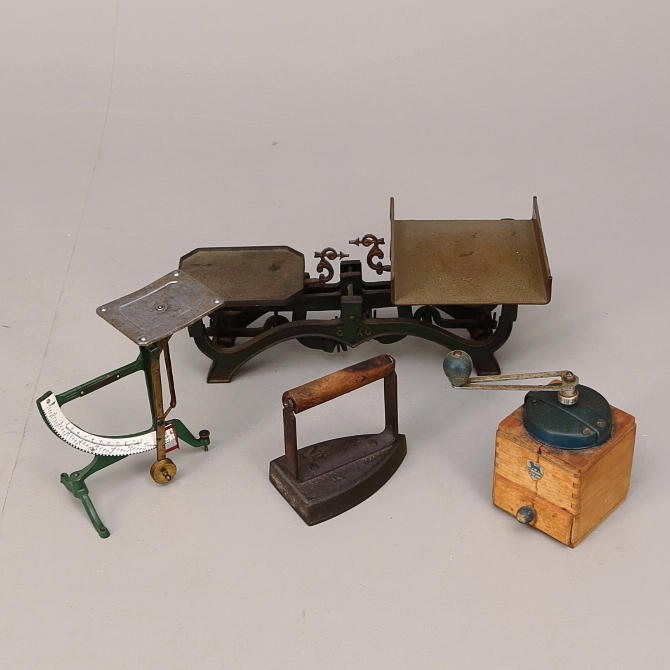 BALANSVÅG, BREVVÅG, KAFFEKVARN Peugeot, STRYKJÄRN, 1900-tal.