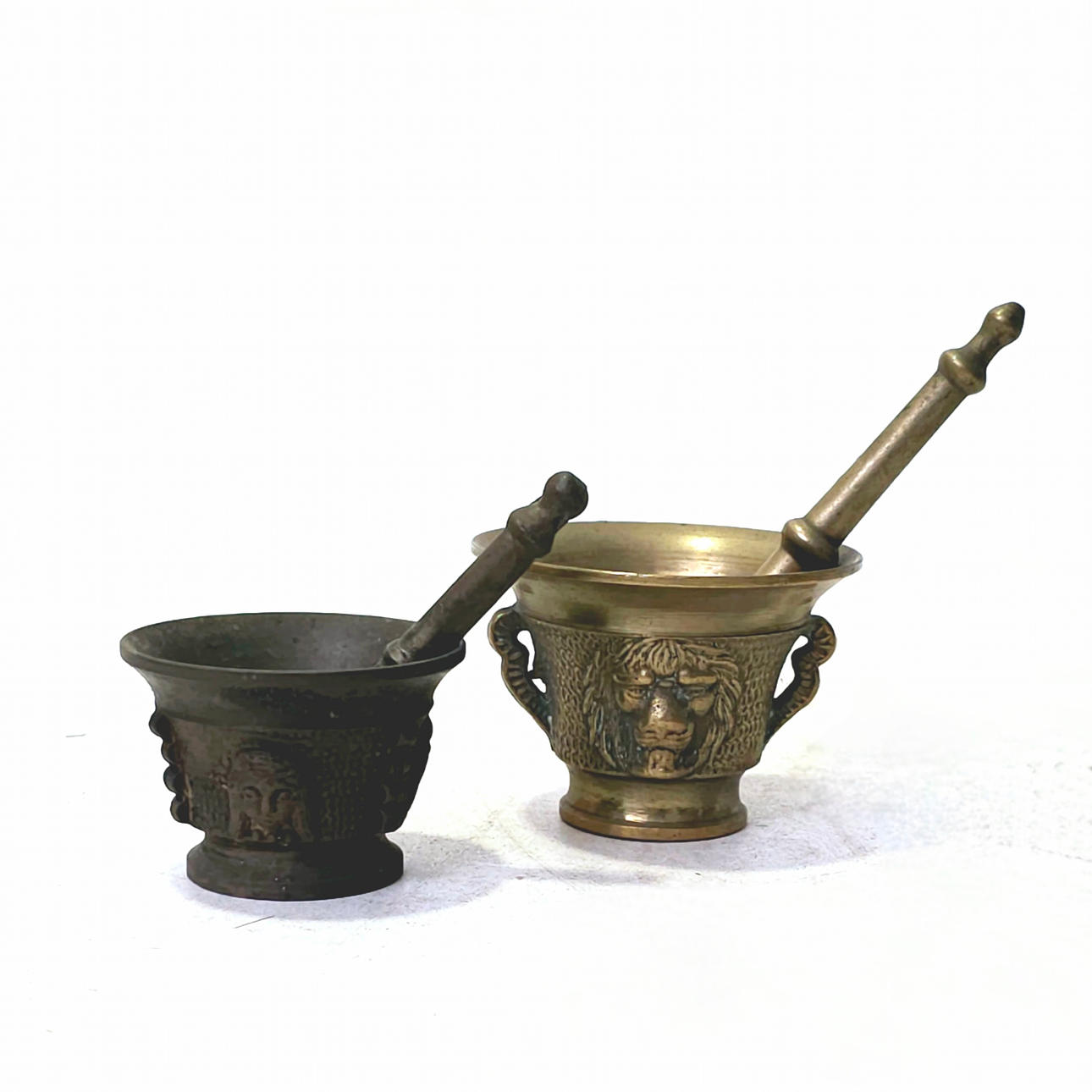 DOS PEQUEÑOS MORTEROS. BRONCE DORADO.