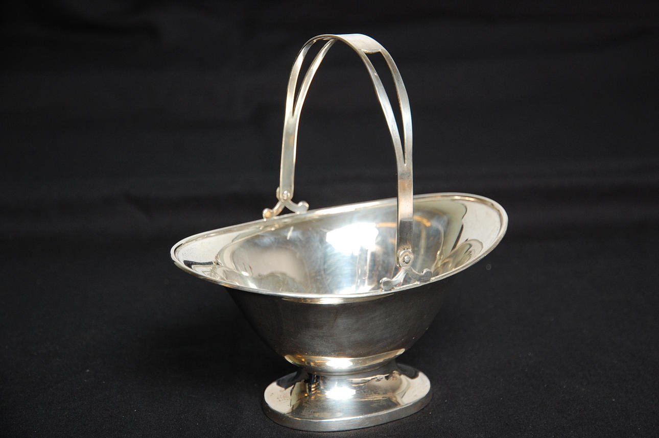 SKÅL MED HÄNKEL, silver 1900-tal.