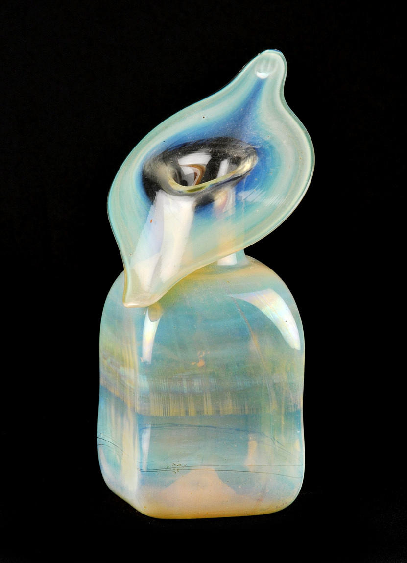 FULVIO BIANCONI FÜR MURANO. TILLSKRIVEN. Liten vas, glasfärgad iriserande.