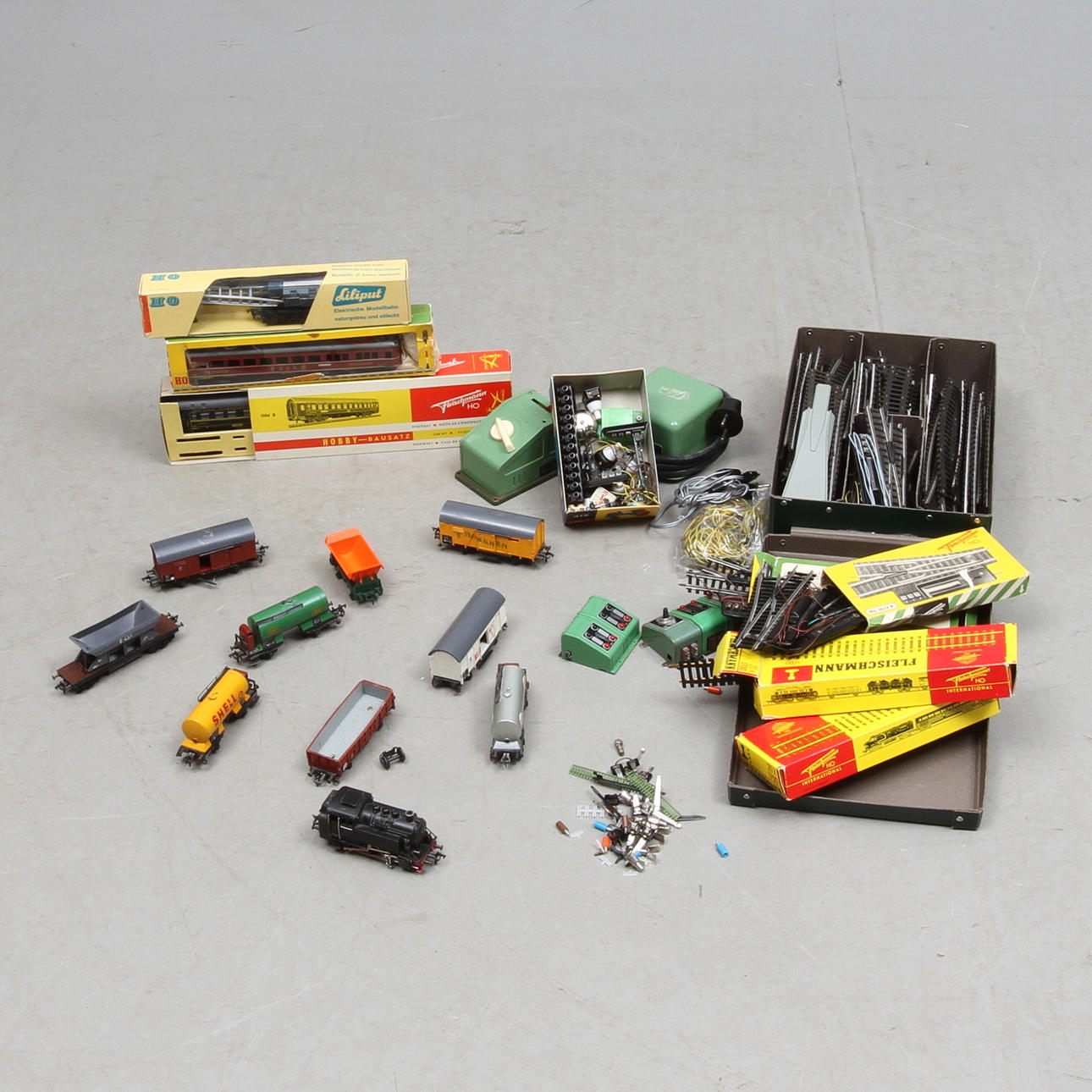 MODELLTÅG FLEISCHMANN tyska loket 1320, 12 vagnar, räls, växlar, trafo med mera.