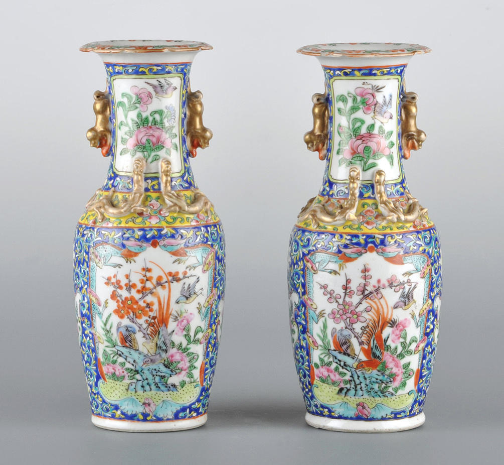 CHINESISCHE VASEN. Dateras runt 1920, parat. Polykrom målad med naturscener.