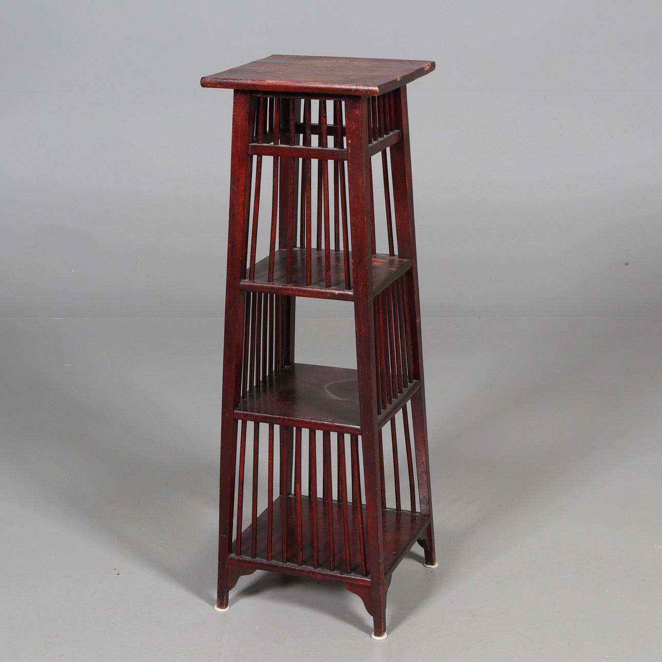 PIEDESTAL, trä, 1900-tal.