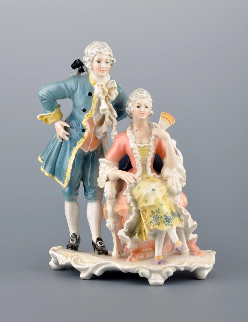 FRIEDRICH KARL ENS. Galant rokoko par, polykrom grupp figurer.