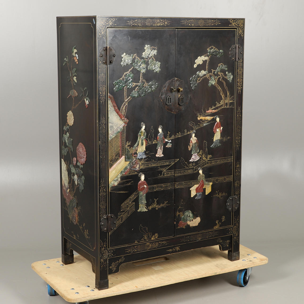 ETT KINESISKT EXPORTLACKAT SKÅP.