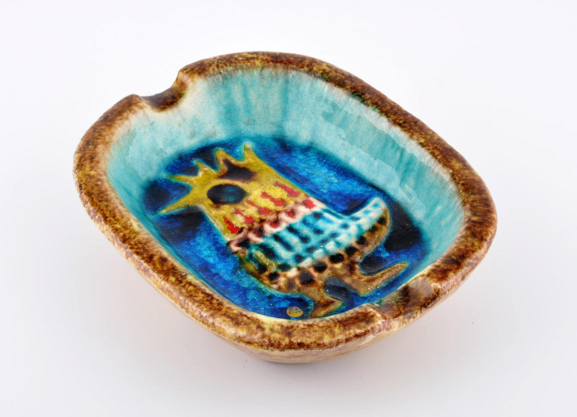 KÜNSTLERKERAMIK. Askkopp med tjock transparent glasyr, stiliserat tuppmotiv.