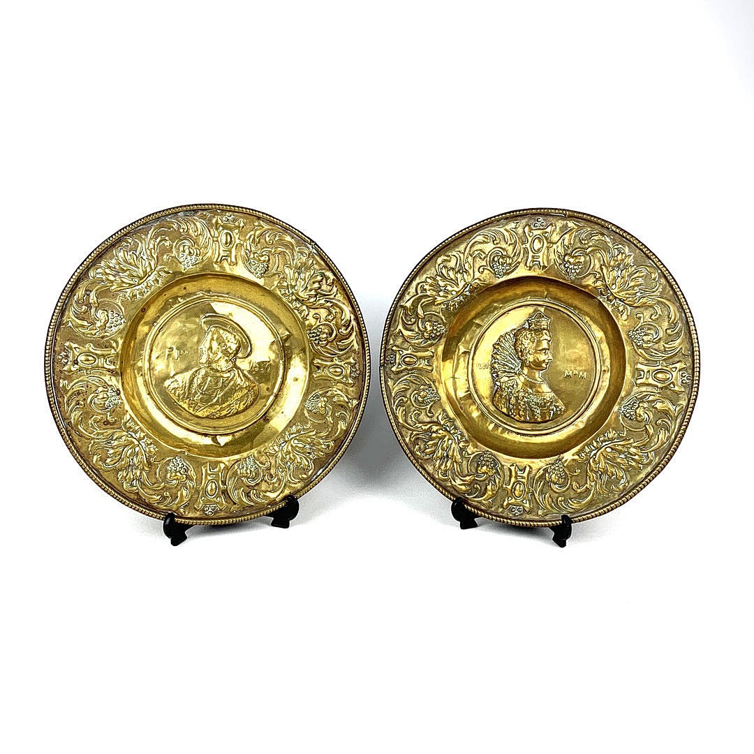 CUENCOS DE LIMOSNA DE LATÓN DE LOS PRIMEROS TIEMPOS ALEMANES.