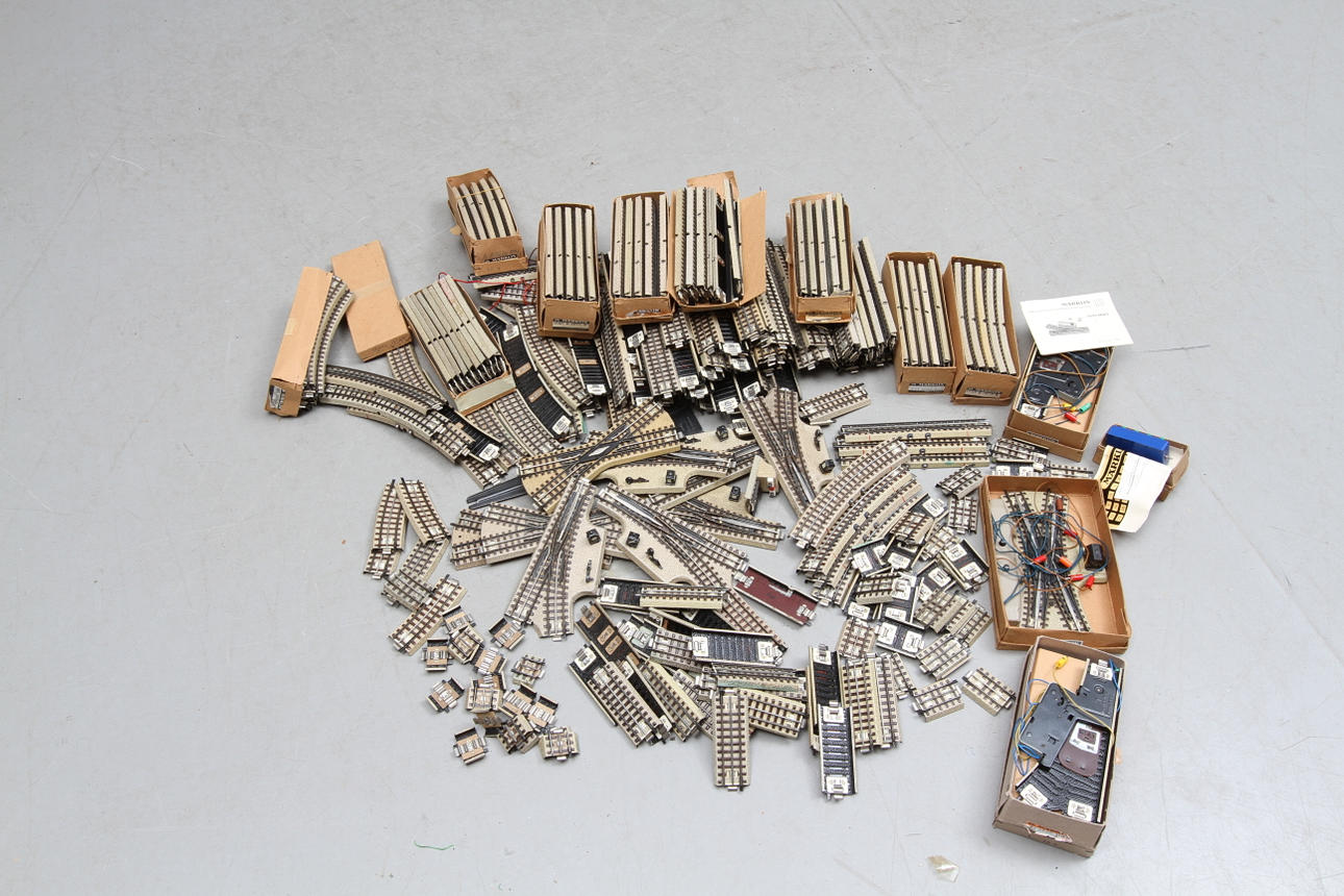 MÄRKLIN räls och växlar. Delvis originalkartong. Heldragen mittledare modell 3600.