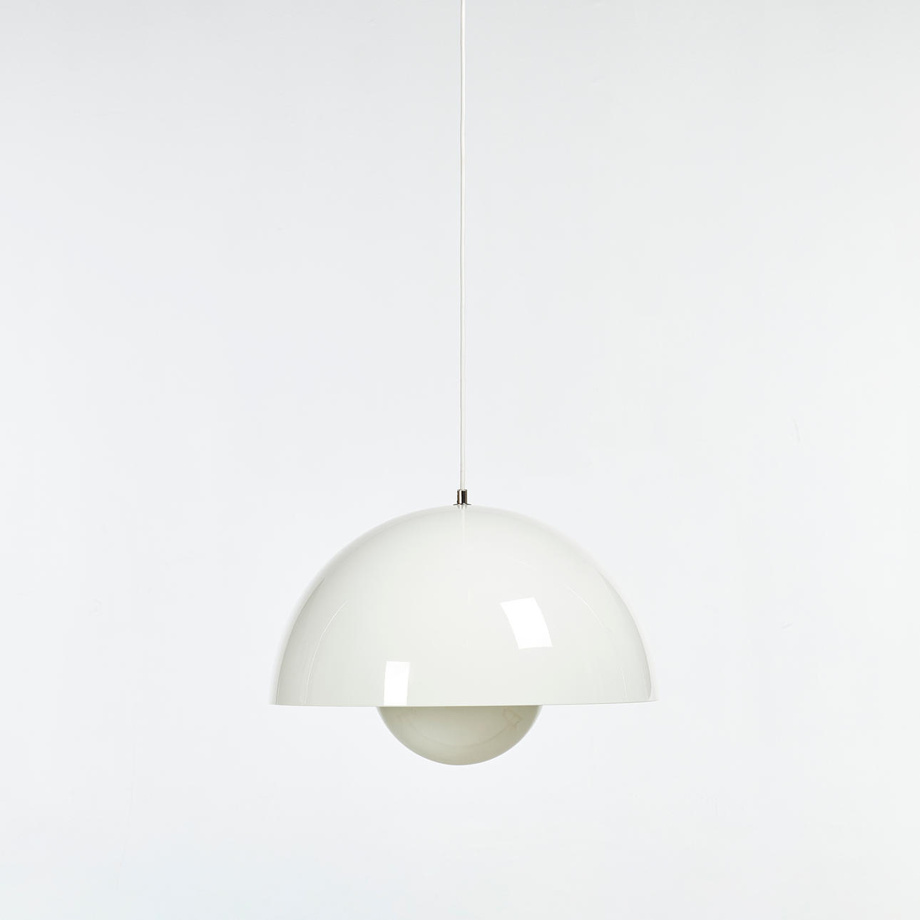 VERNER PANTON. „Flowerpot VP2", loftslampe, til &Tradition.