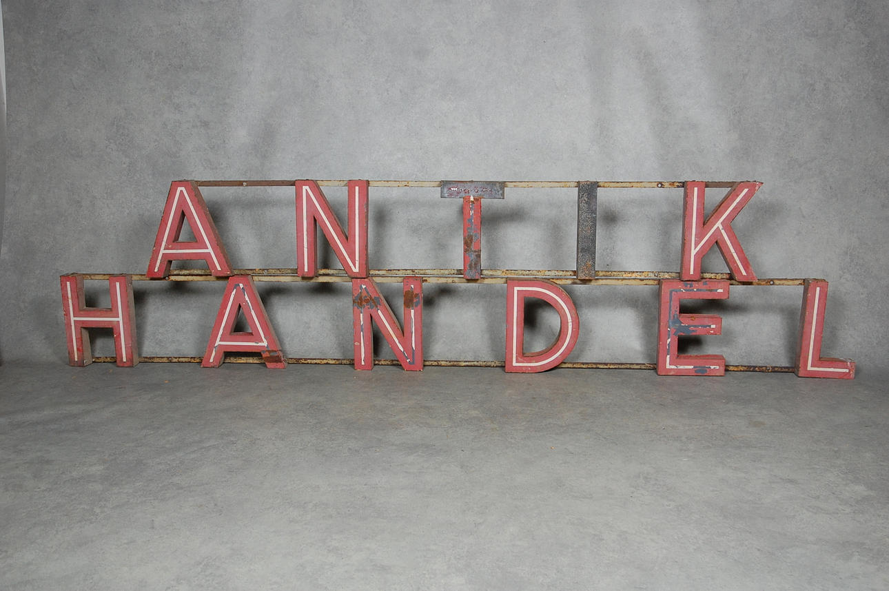 SkYLT, målad plåt " ANTIKHANDEL " 1900-talets mitt.