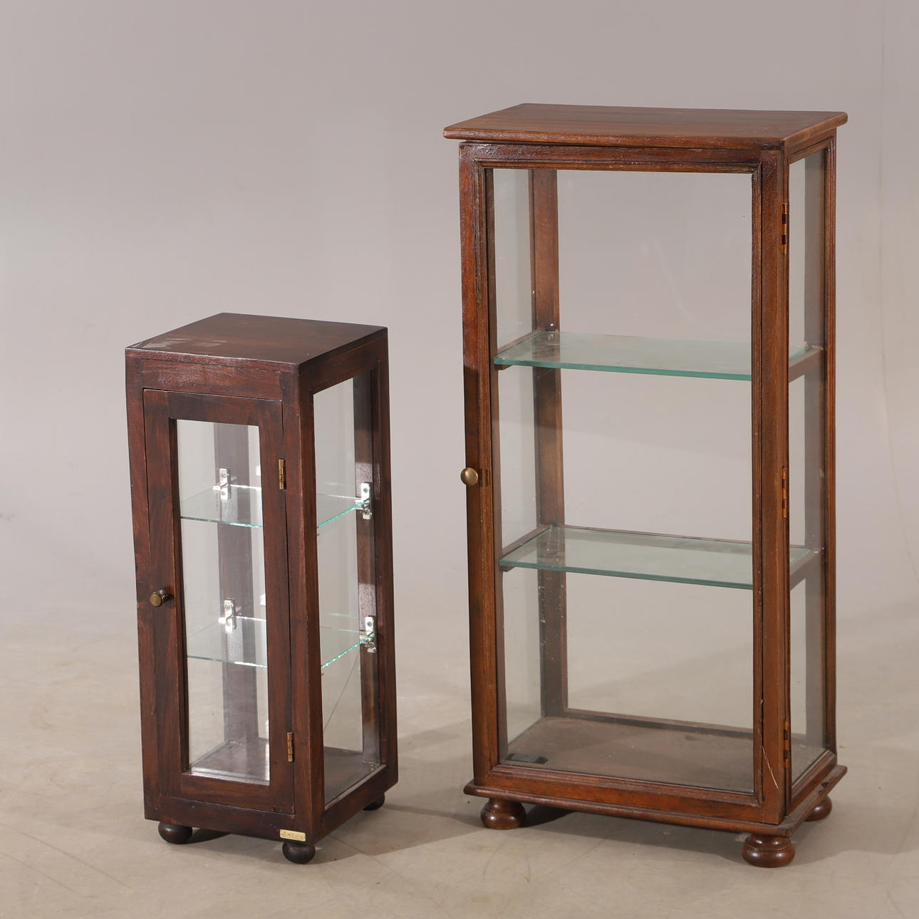 VITRINSKÅP, 2 stycken, bl.a. Jotex.