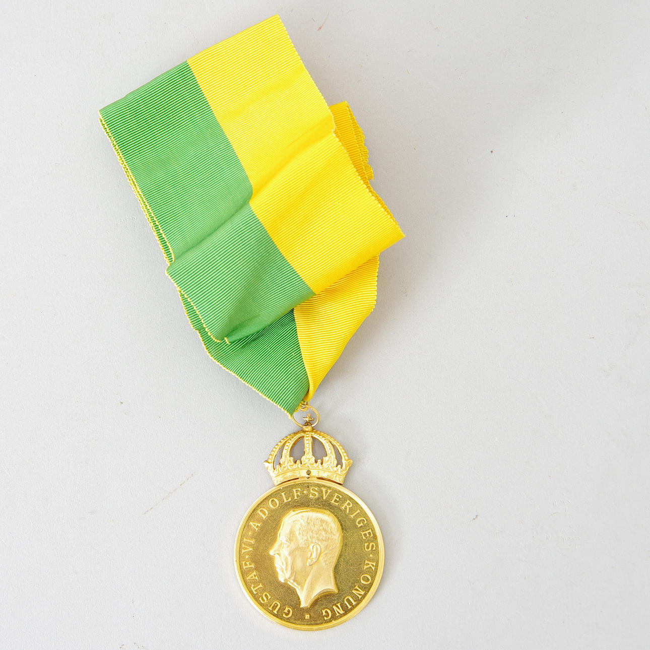 MEDALJ, 18K guld, Gustav VII Adolf.