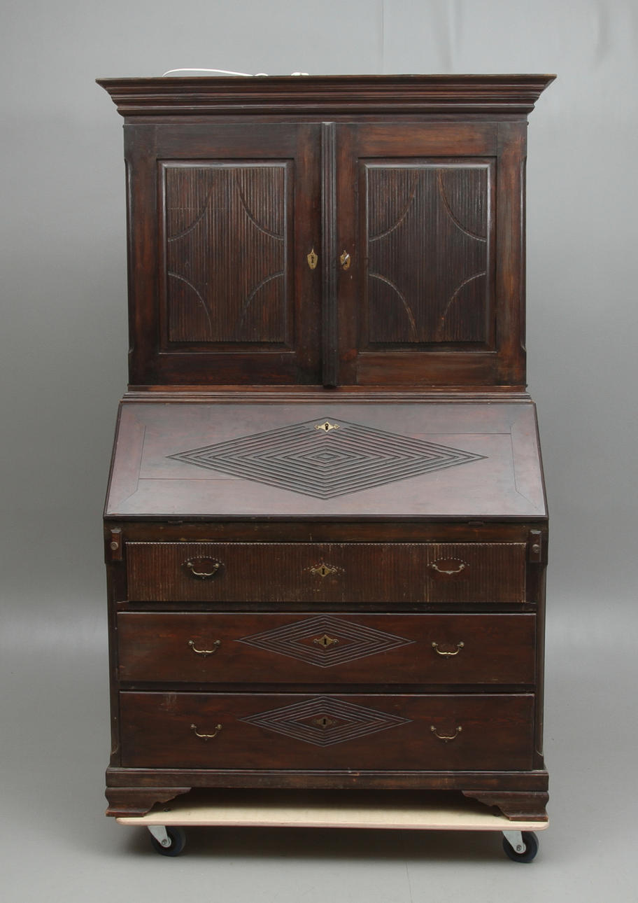 SKRIVSKÅP, gustaviansk, omkring 1800.