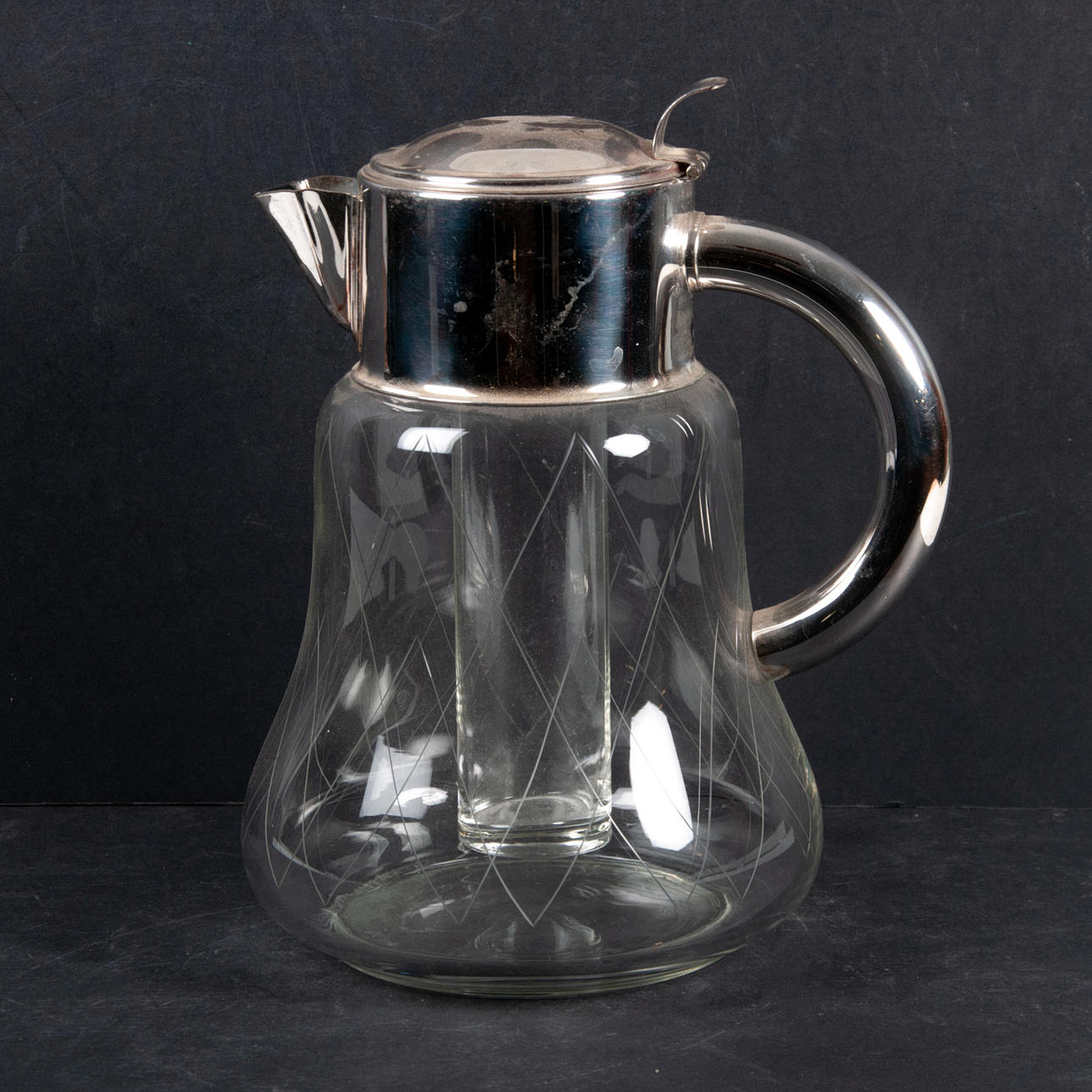 TOPF. Wasserkrug mit Eisbehälter, Glas und Weißmetall.