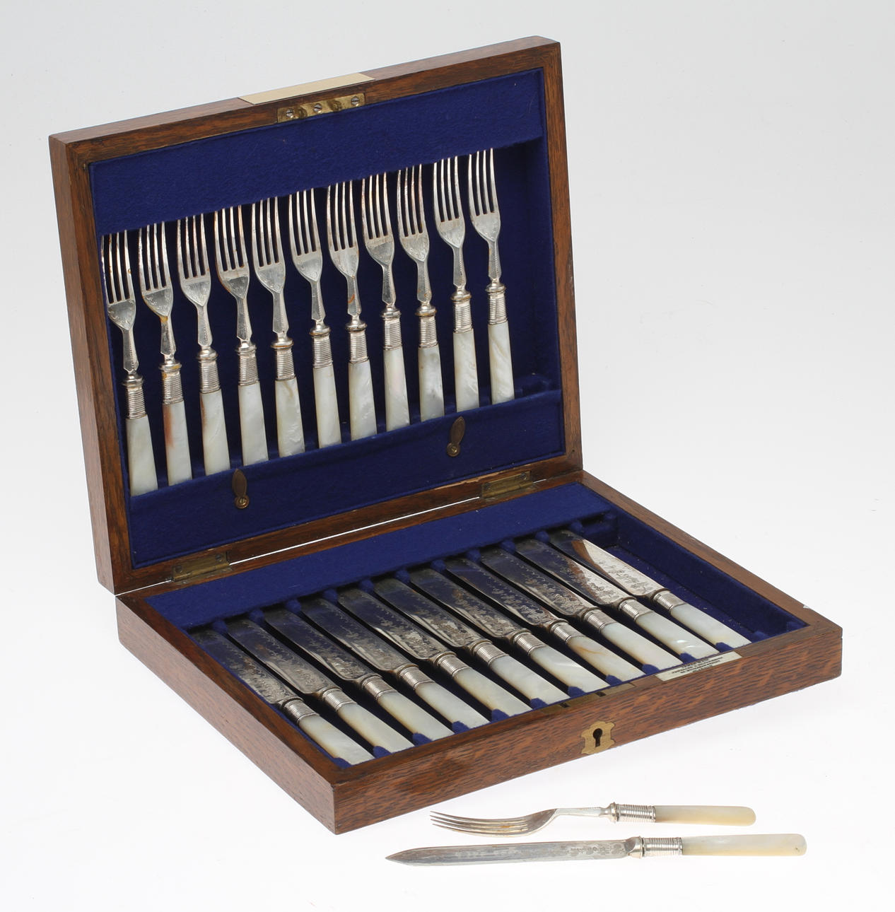 BESTICK, nysilver och pärlemor, i schatull märkt James Weir, Glasgow, samt daterad 1899.