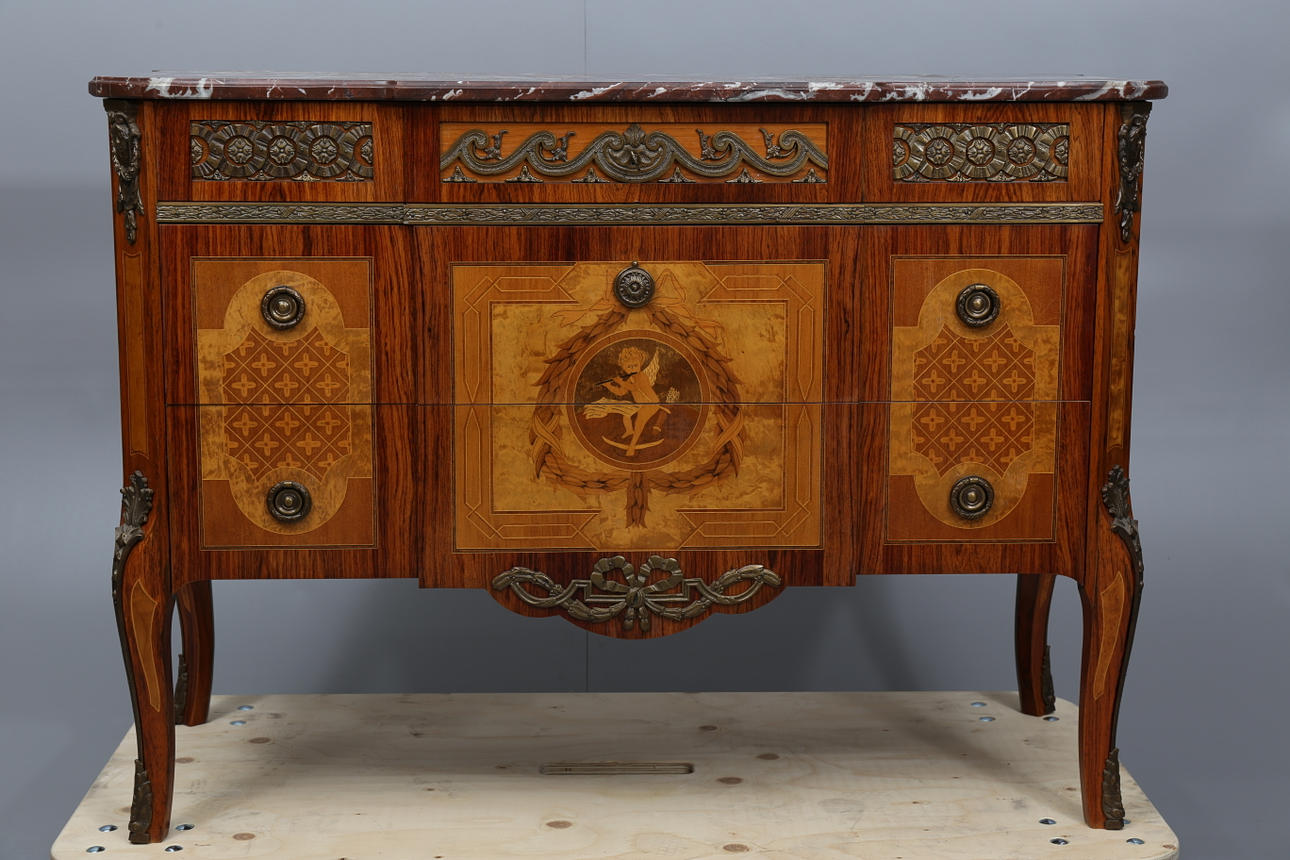 BYRÅ MED STENSKIVA, olika träslag, 3 lådor, gustaviansk stil, 1900-talets mitt.