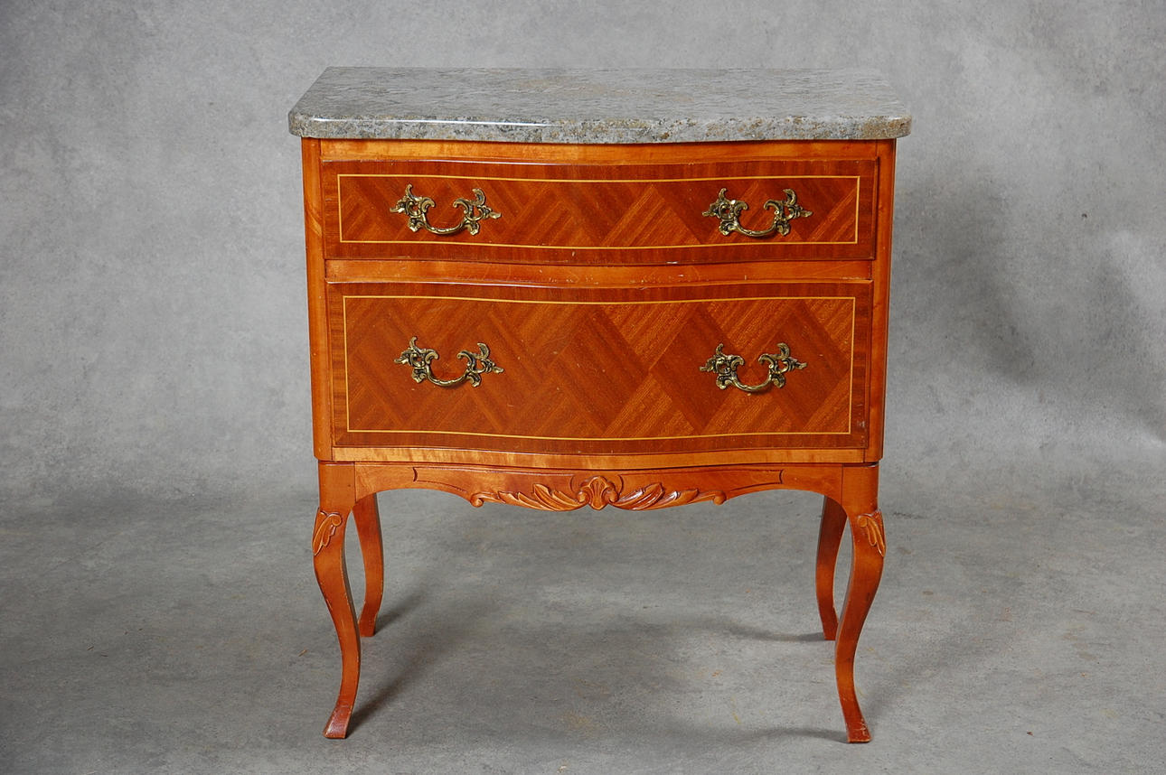 BYRÅ med stenskiva.