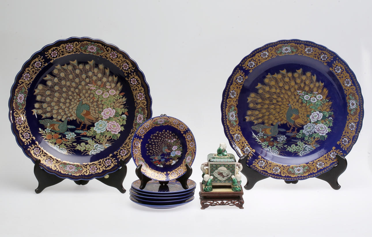 FAT samt RÖKELSEKAR, 9 delar, keramik, Kina, 1900-tal.